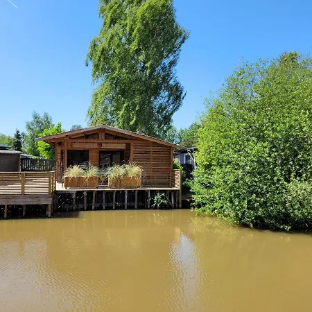 Rustig Gelegen Solvo Met Terras Aan Het Water Geel